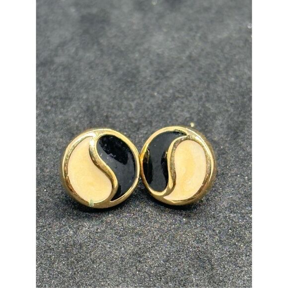Stunning Vintage RARE Gold Tone 80s Yin Yang Signet Stud Earrings by Avon some w - Picture 1 of 5